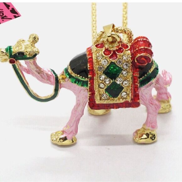 🩷 Betsey Johnson NEW sparkling & colorful camel pendant necklace 🩷 - Picture 3 of 4